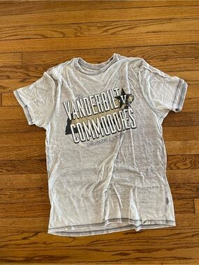 Medium Unwind By League Vanderbilt University Distressed Graphic Logo T Shirt